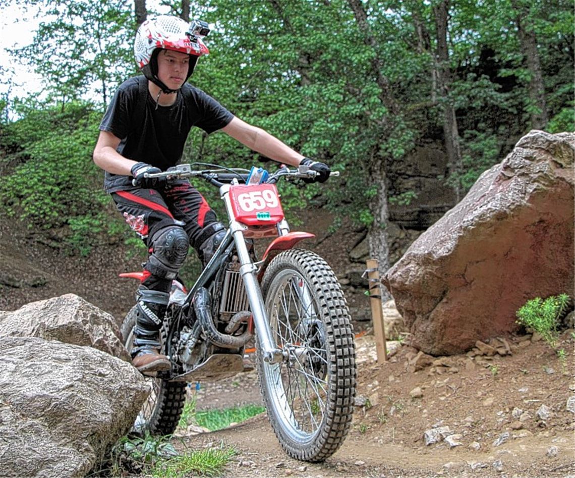 Mit einer Helmkamera ist Max Blanke unterwegs. Zu Hause schaut er sich seine Fahrten noch mal an.