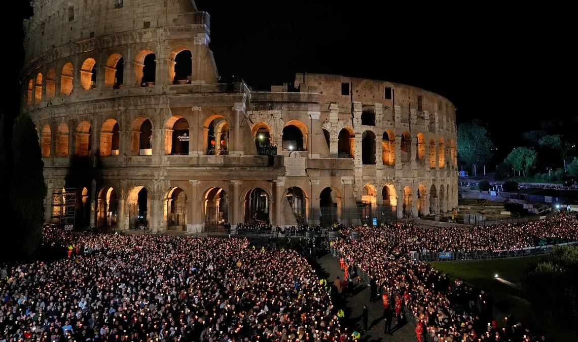 Mit einer Prozession am Kolosseum wird jedes Jahr in Rom an den Kreuzweg erinnert. (Archivbild)