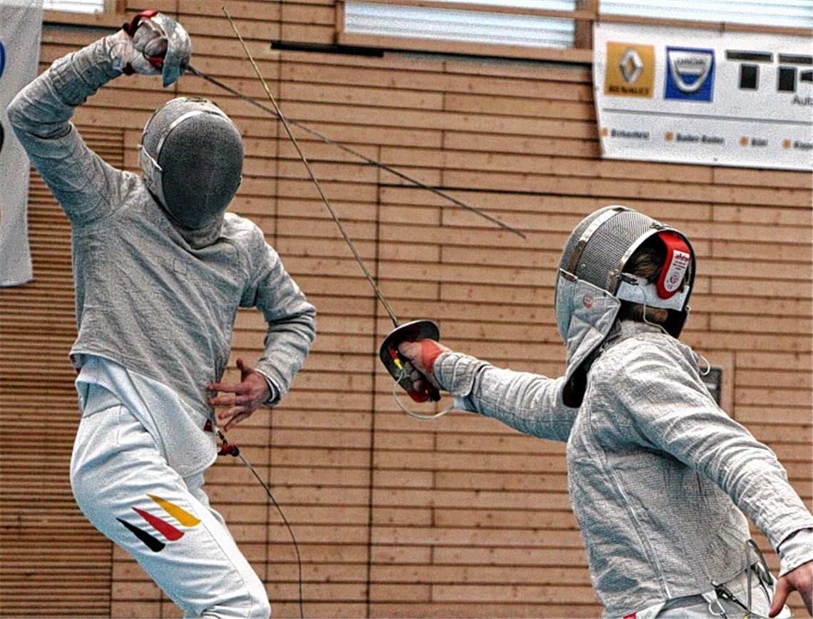 Mit einer Quint-Parade wehrt Simon Rapp (TSG Eislingen, li.) diesen Hieb zum Kopf ab und wird in Pforzheim der erste Baden-Württembergische Meister im Säbelfechten. Foto: Eigner