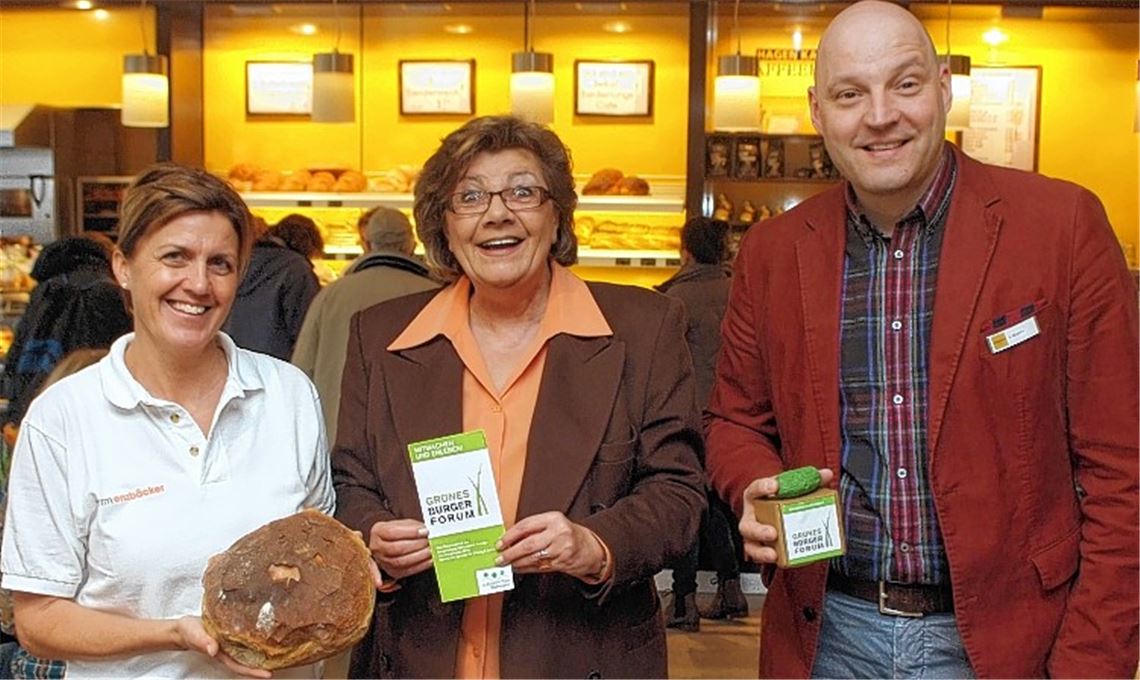 Mit einer Spende haben Beate Slobodkin und Klaus Sämann das „Grüne Bürgerforum“ der Bürgerstiftung unterstützt, dessen Vorstandsmitglied Ursula Schaier (Mitte) die Spende entgegennimmt.