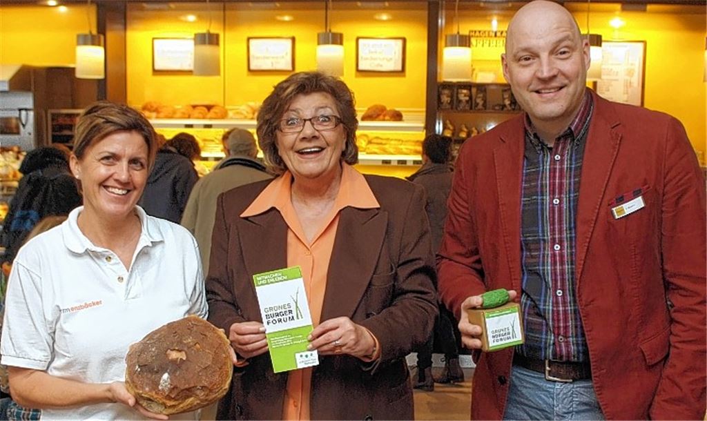 Mit einer Spende haben Beate Slobodkin und Klaus Sämann das „Grüne Bürgerforum“ der Bürgerstiftung unterstützt, dessen Vorstandsmitglied Ursula Schaier (Mitte) die Spende entgegennimmt.