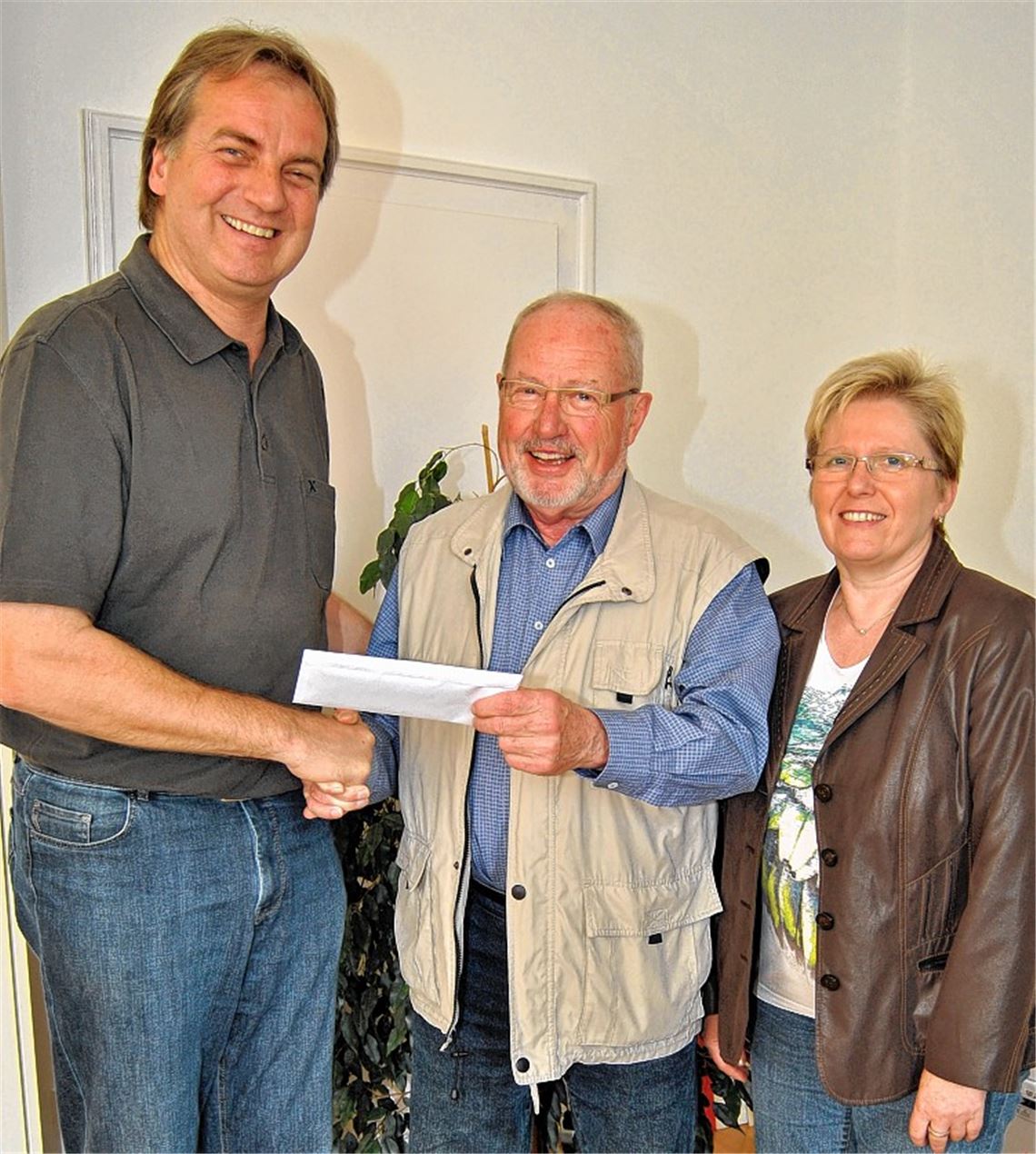 Mit einer Spende von 200 Euro unterstützt der Krankenpflegeverein Knittlingen den Bau der neuen Fahrzeughalle des DRK-Ortsvereins. Die Vorstandsmitglieder Walter Zucker (Mitte) und Andrea Link-Schwab überreichen den Spendenscheck an den DRK-Vorsitzenden Heinz-Peter Hopp. 