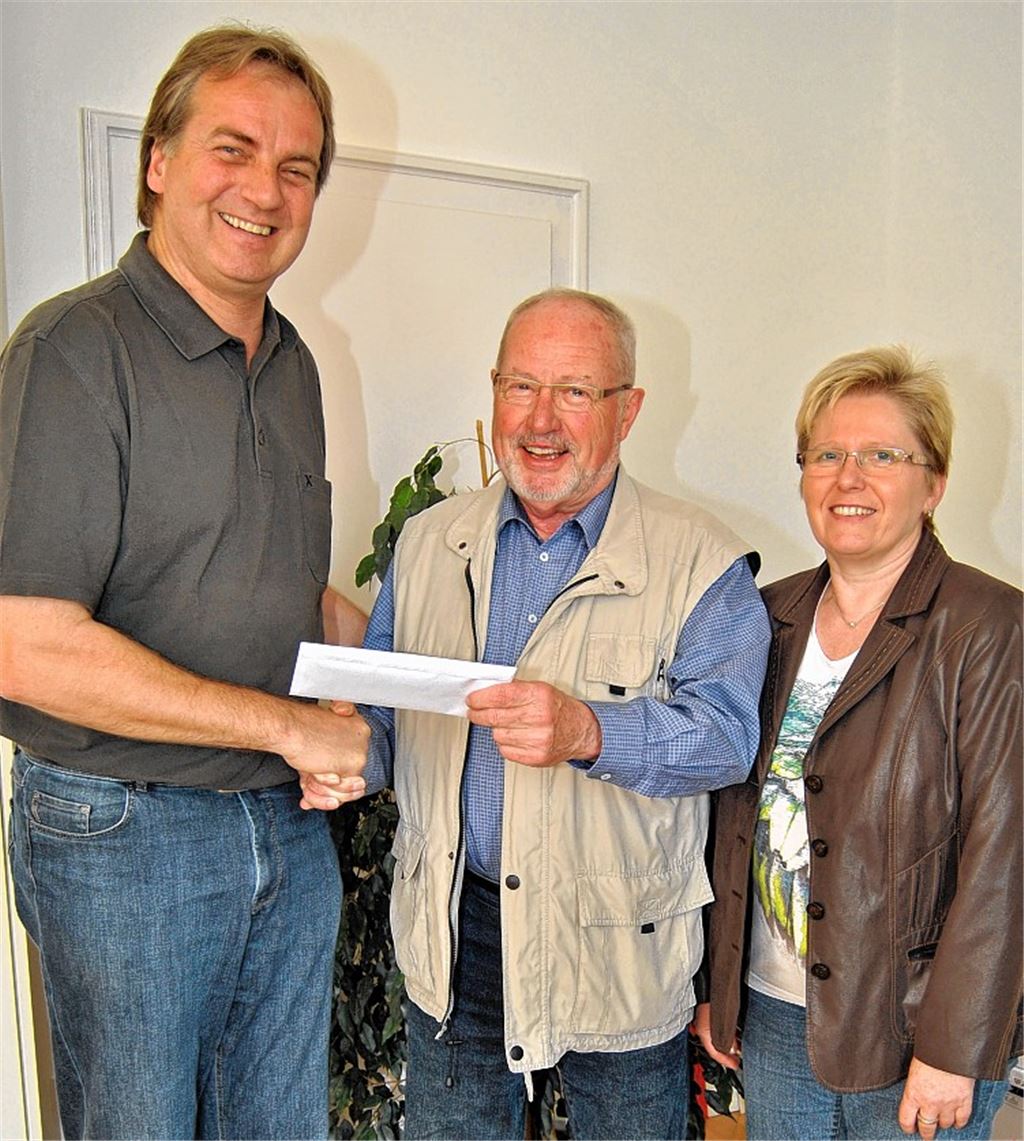 Mit einer Spende von 200 Euro unterstützt der Krankenpflegeverein Knittlingen den Bau der neuen Fahrzeughalle des DRK-Ortsvereins. Die Vorstandsmitglieder Walter Zucker (Mitte) und Andrea Link-Schwab überreichen den Spendenscheck an den DRK-Vorsitzenden Heinz-Peter Hopp. 