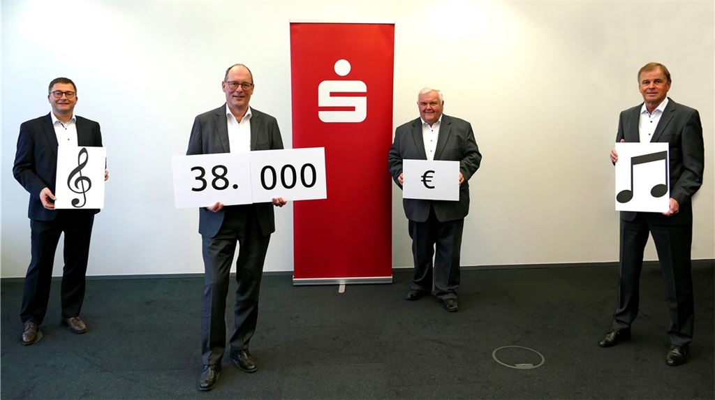 Mit einer Spende von insgesamt 38000 Euro unterstützt die Sparkasse 190 Gesang- und Musikvereine sowie Chöre, die zu ihren Kunden zählen. Das Bild zeigt (v.li.) das Vorstandsmitglied Dr. Georg Stickel, den Vorstandsvorsitzenden Stephan Scholl, den stellvertretenden Vorstandsvorsitzenden Hans Neuweiler und das Vorstandsmitglied Sieghardt Bucher. Foto: Sparkasse Pforzheim Calw