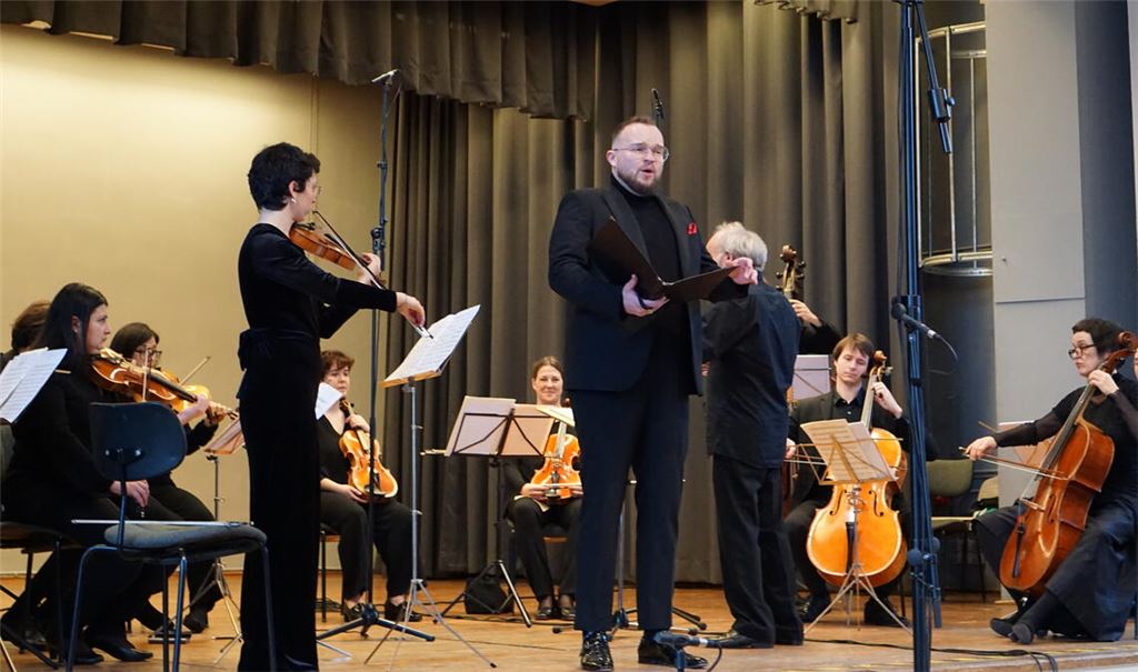 Mit einer außergewöhnlichen Stimme und einer bemerkenswerten Bühnenpräsenz punktet der Countertenor Nils Wanderer.  Foto: Bastian