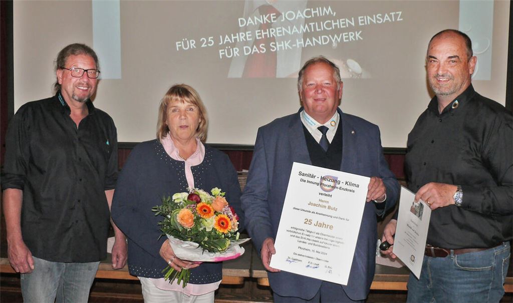 Mit einer besonderen Ehrung überrascht wird durch Innungsgeschäftsführer Matthias Morlock (v.re.) Obermeister Joachim Butz. Blumen gibt es für Michèle, die Frau an seiner Seite. Zum Dienstjubiläum gratuliert auch der Vize-Obermeister Thomas Ganzhorn. Foto: Dietrich