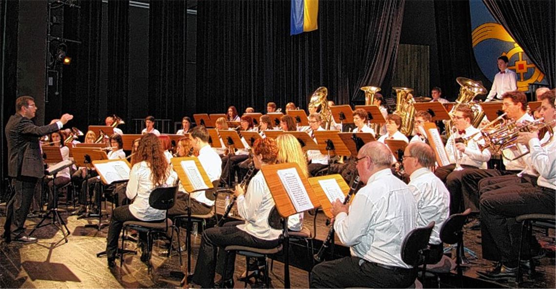 Mit einer bunten musikalischen Mischung unterhält der Musikverein Enzberg die Gäste des Neujahrsempfangs im Mühlehof. Fotos: Recken