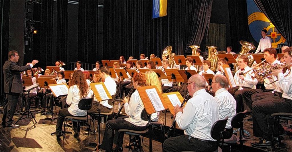 Mit einer bunten musikalischen Mischung unterhält der Musikverein Enzberg die Gäste des Neujahrsempfangs im Mühlehof. Fotos: Recken