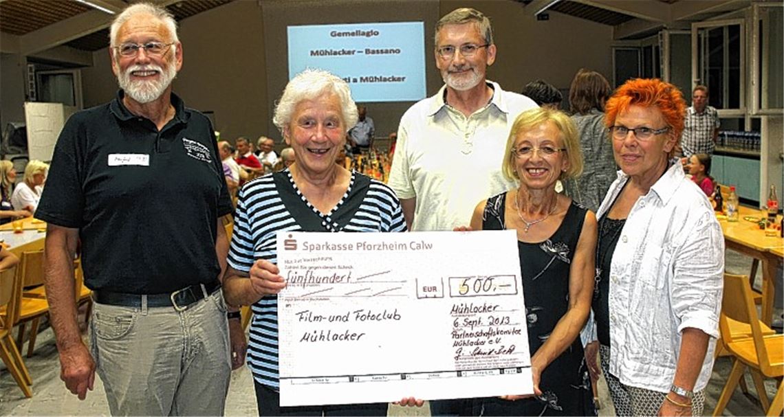 Mit einer großzügigen Spende unterstützt das Partnerschaftskomitee die Beteiligung des Film- und Fotoclubs aus Mühlacker an einer großen Ausstellung in Bassano. Von links: Manfred Läkemäker, Renate Binsch und Vorsitzender Hermann Pfeiffer vom Fotoclub sowie Herta Gutmann und Gisela Schmid-Beck vom Partnerschaftskomitee. Foto: Kollros
