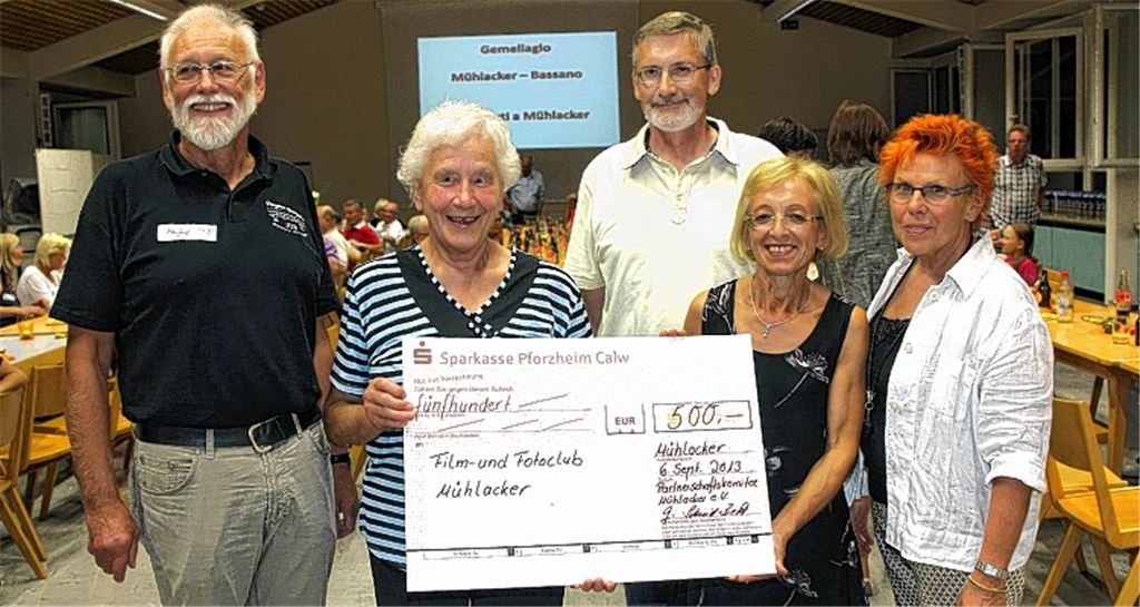 Mit einer großzügigen Spende unterstützt das Partnerschaftskomitee die Beteiligung des Film- und Fotoclubs aus Mühlacker an einer großen Ausstellung in Bassano. Von links: Manfred Läkemäker, Renate Binsch und Vorsitzender Hermann Pfeiffer vom Fotoclub sowie Herta Gutmann und Gisela Schmid-Beck vom Partnerschaftskomitee. Foto: Kollros