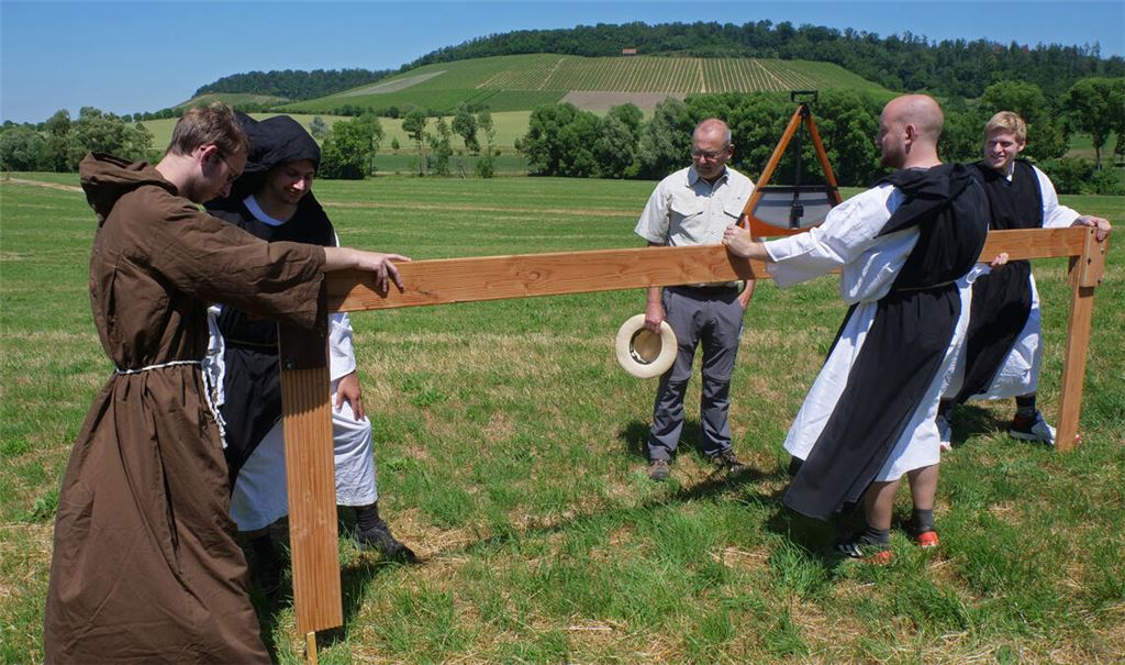 Mit einer historischen Chorobat, einem Messinstrument, ermitteln Studenten mit Heinz Saler das Gefälle in einem früheren Wassergraben. Foto: Friedrich
