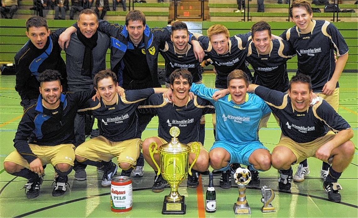 Mit einer jungen Truppe holt Phönix Lomersheim den Pokal. Daniel Kern (vorne, 2. v. re.) wird zudem zum besten Torhüter des Turniers gewählt. Fotos: Fotomoment