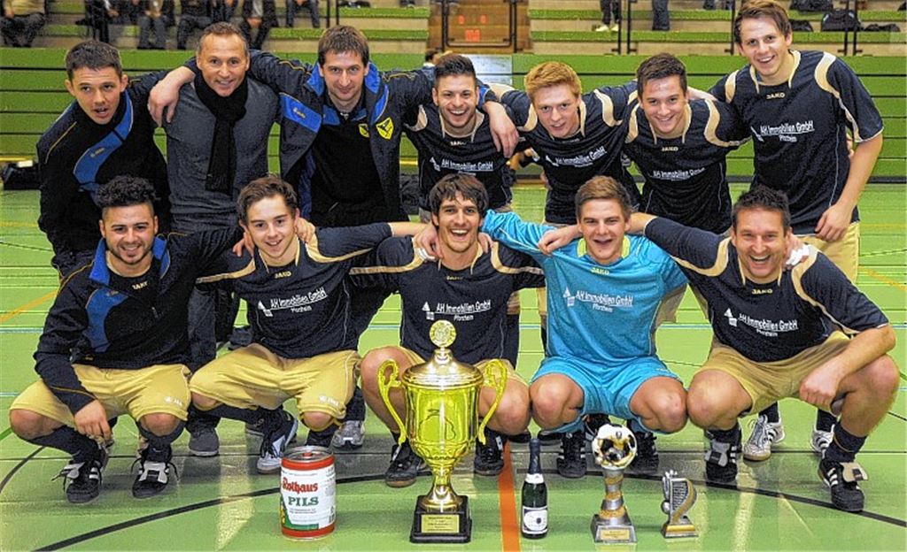 Mit einer jungen Truppe holt Phönix Lomersheim den Pokal. Daniel Kern (vorne, 2. v. re.) wird zudem zum besten Torhüter des Turniers gewählt. Fotos: Fotomoment