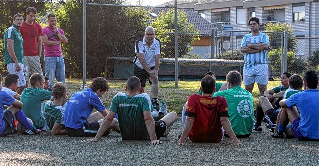 Mit einer kleinen Ansprache stimmt Trainer Jürgen Widmann (Mitte) seine Mannschaft auf die bevorstehenden Wochen ein. Danach lässt er lockere Spielformen trainieren. Foto: Eigner