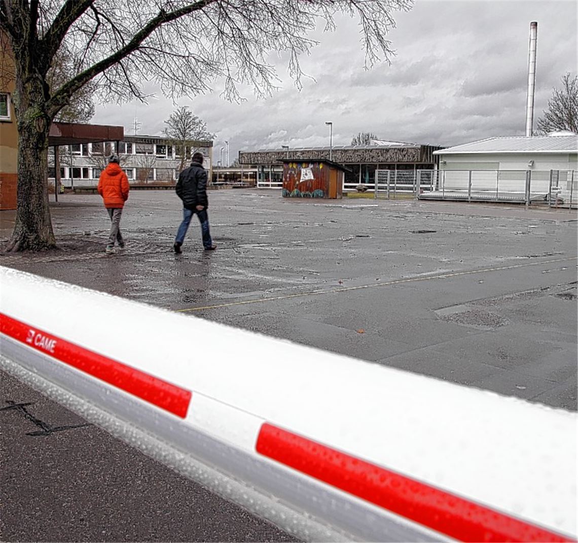 Mit einer neuen Schranke gesichert: die Zufahrt zum Illinger Schulhof.
