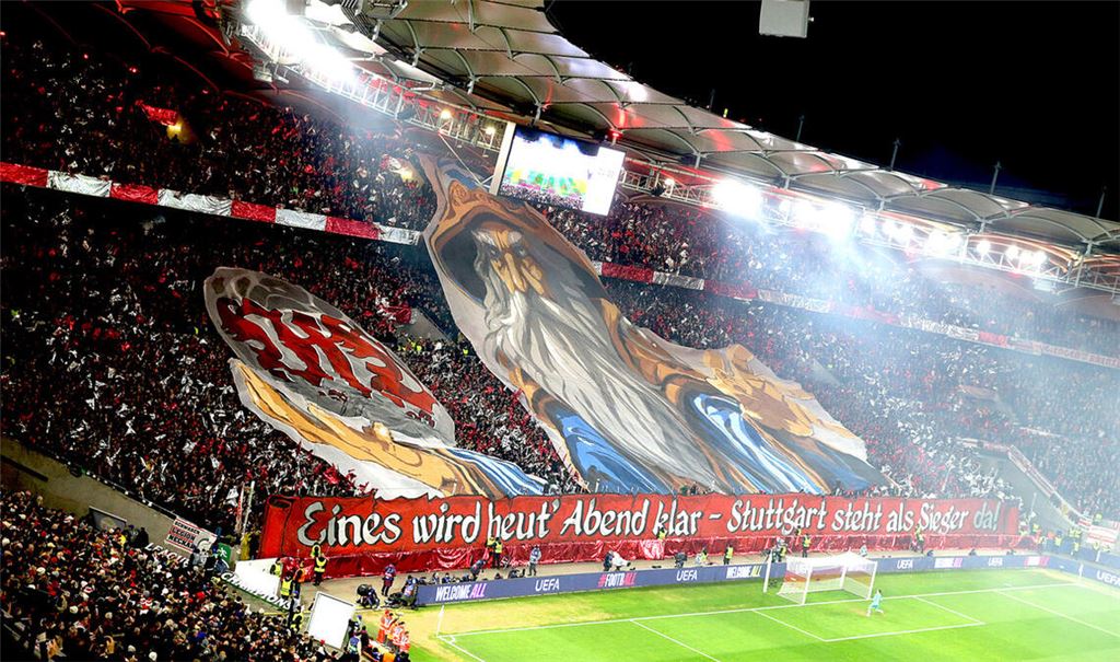 Mit einer riesigen Choreografie empfingen die VfB-Fans ihr Team beim bis dato letzten Europapokalspiel gegen Paris Saint-Germain.
         Foto: Baumann