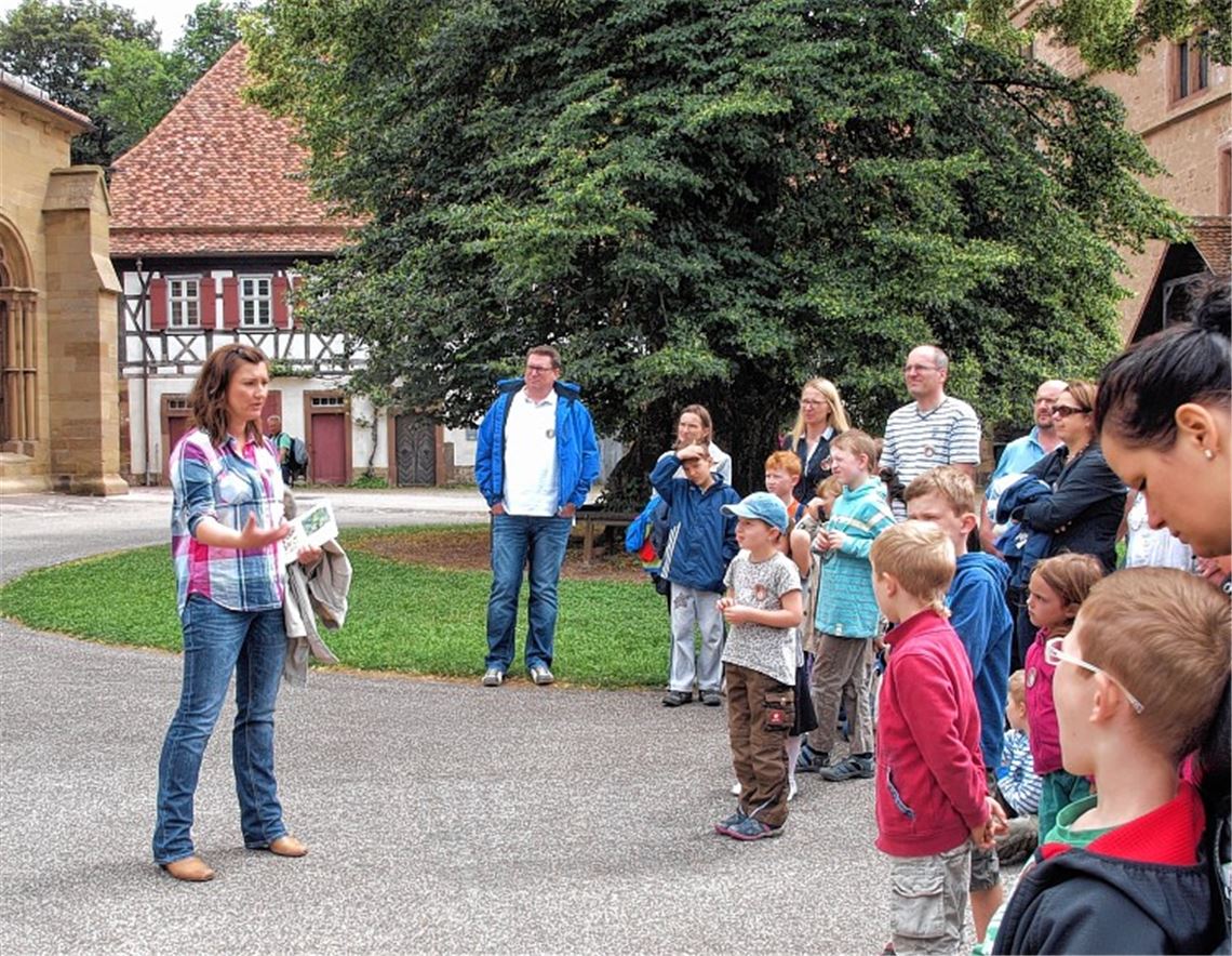 Mit einer spannenden Führung und einem Kräutermemory sorgt Barbara Gittinger (li.) für Familienspaß am Schlosserlebnistag. Foto: Appich