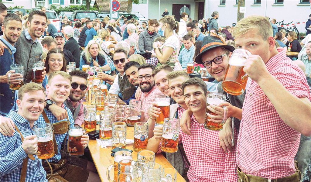 Mit einer zünftigen Maß Bier feiern die Enzberger Fußballer ihren am Vortag errungenen Sieg über den Lokalrivalen TSV Ötisheim und den ersten Tabellenplatz. Foto: Müller
