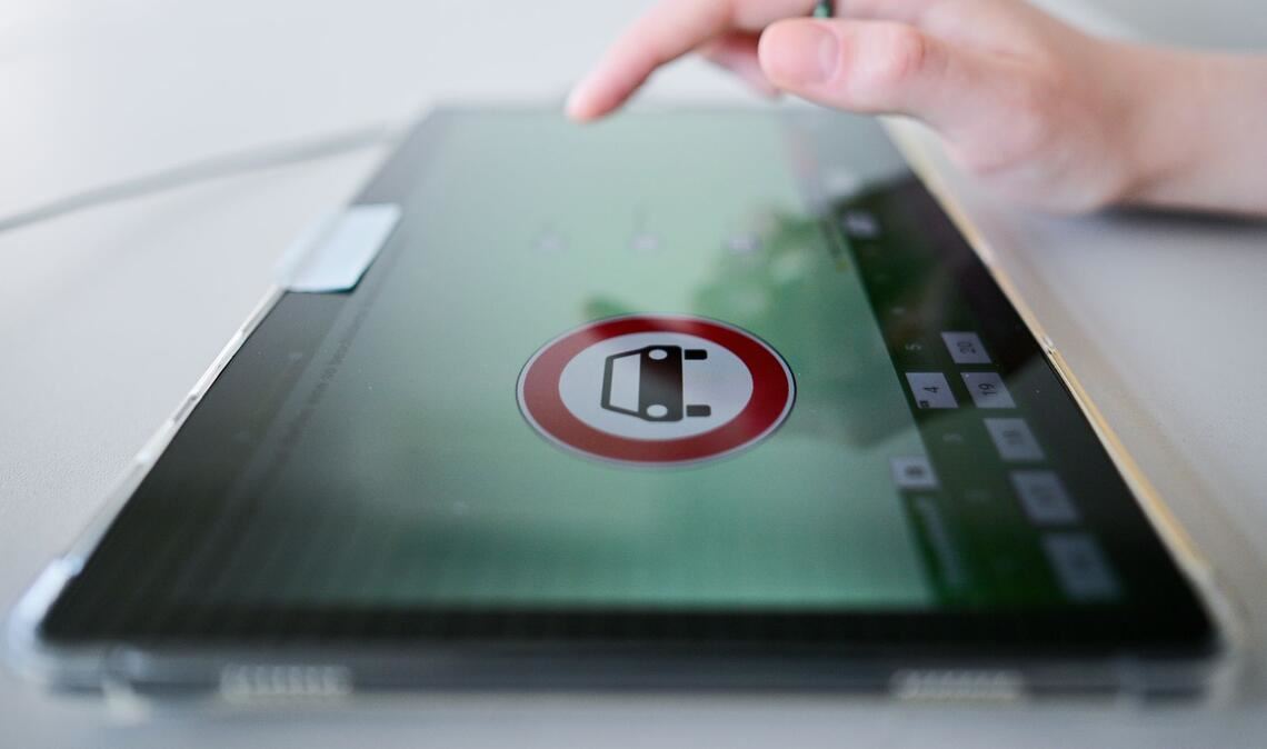 Mit eingebautem Funkgerät geht ein 19-Jähriger in die theoretische Führerscheinprüfung. (Symbolbild)