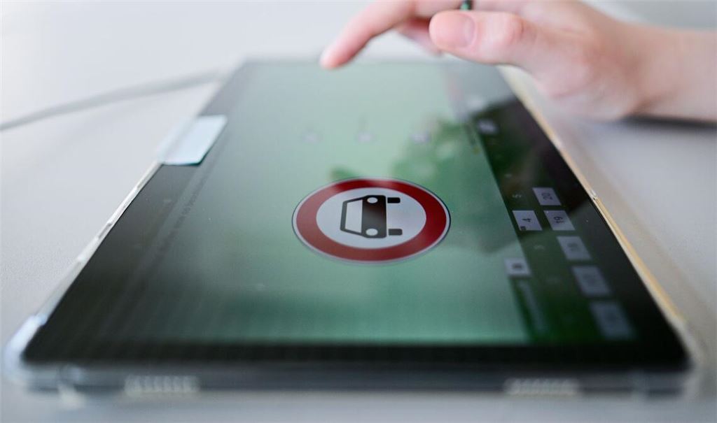 Mit eingebautem Funkgerät geht ein 19-Jähriger in die theoretische Führerscheinprüfung. (Symbolbild)