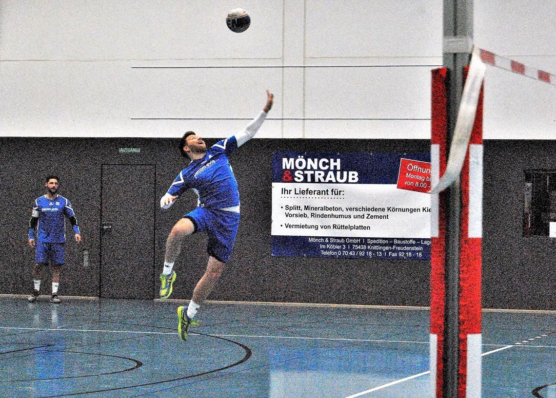 Mit engagiertem Einsatz – hier Angreifer Florian Zwintzscher – holen die Faustball-Männer des TV Hohenklingen zum Auftakt in die neue Hallenrunde der zweiten Bundesliga Süd vor heimischem Publikum immerhin einen Sieg aus zwei Partien. Foto: Haller