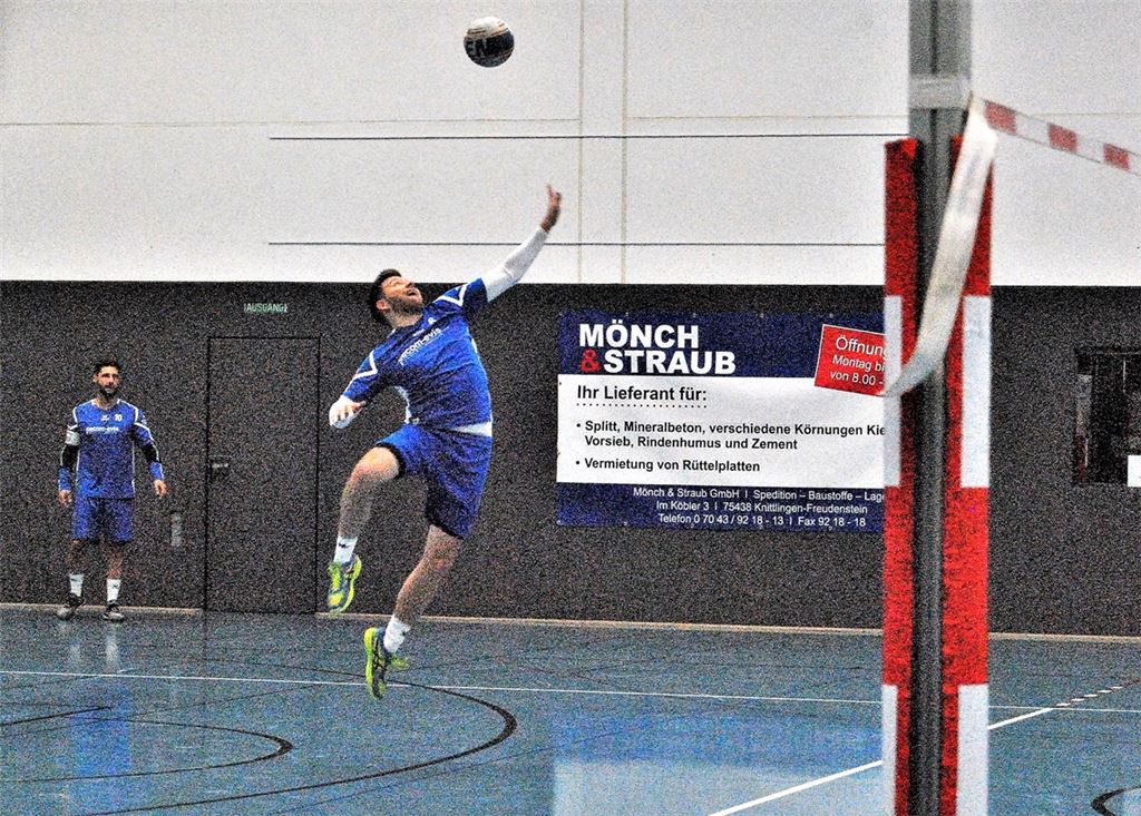 Mit engagiertem Einsatz – hier Angreifer Florian Zwintzscher – holen die Faustball-Männer des TV Hohenklingen zum Auftakt in die neue Hallenrunde der zweiten Bundesliga Süd vor heimischem Publikum immerhin einen Sieg aus zwei Partien. Foto: Haller