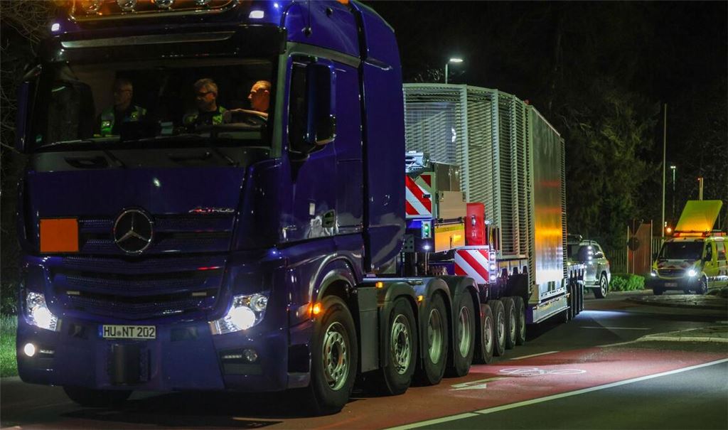 Mit etwa 100 Fahrzeugen hat sich der Konvoi in Bewegung gesetzt.