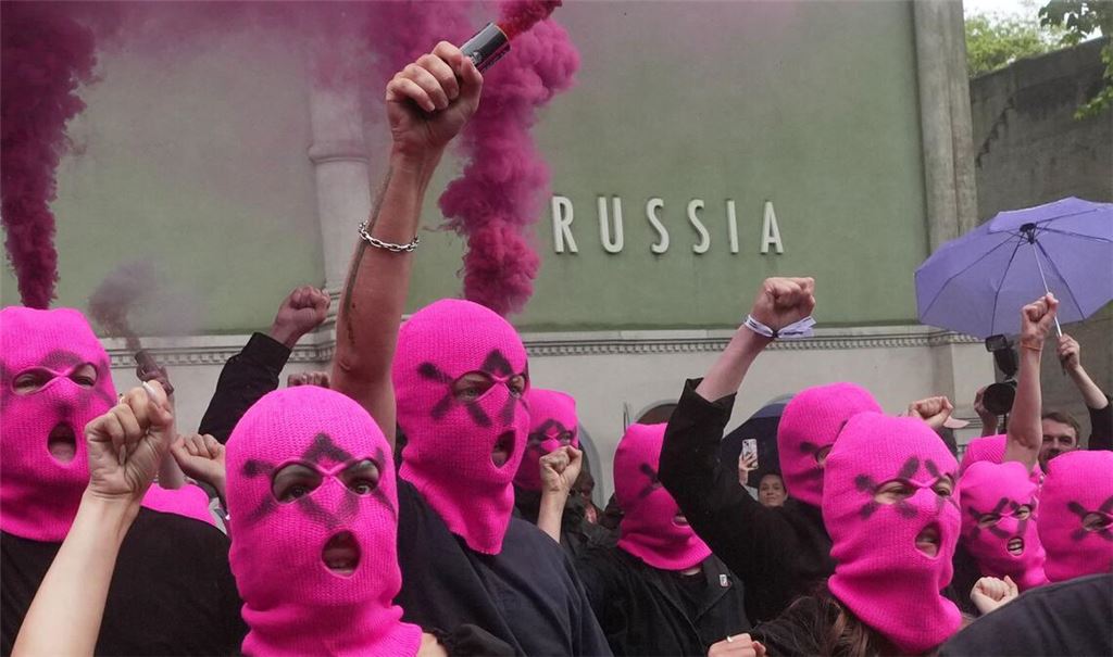 Mit farbigen Rauchbomben protestierte das russische Künstlerkollektiv Pussy Riot vor dem russischen Pavillon in Venedig.