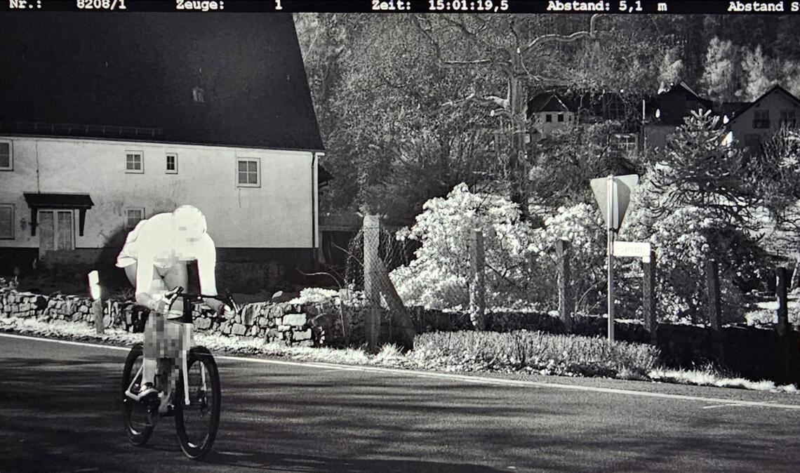 Mit fast 60 Kilometer pro Stunde ist ein Radfahrer in einer 30er-Zone geblitzt worden.