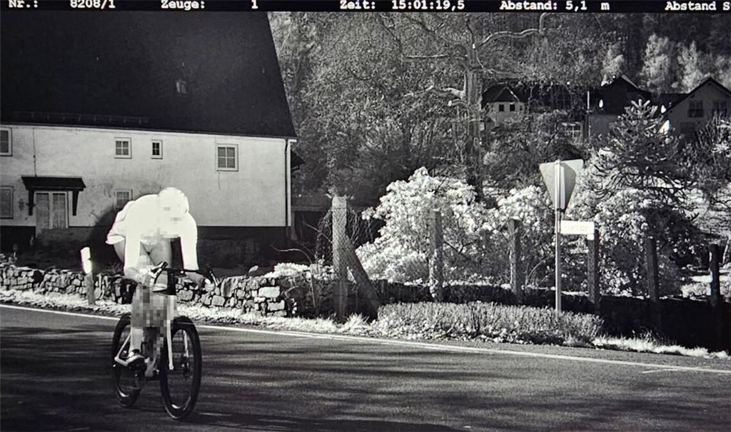 Mit fast 60 Kilometer pro Stunde ist ein Radfahrer in einer 30er-Zone geblitzt worden.