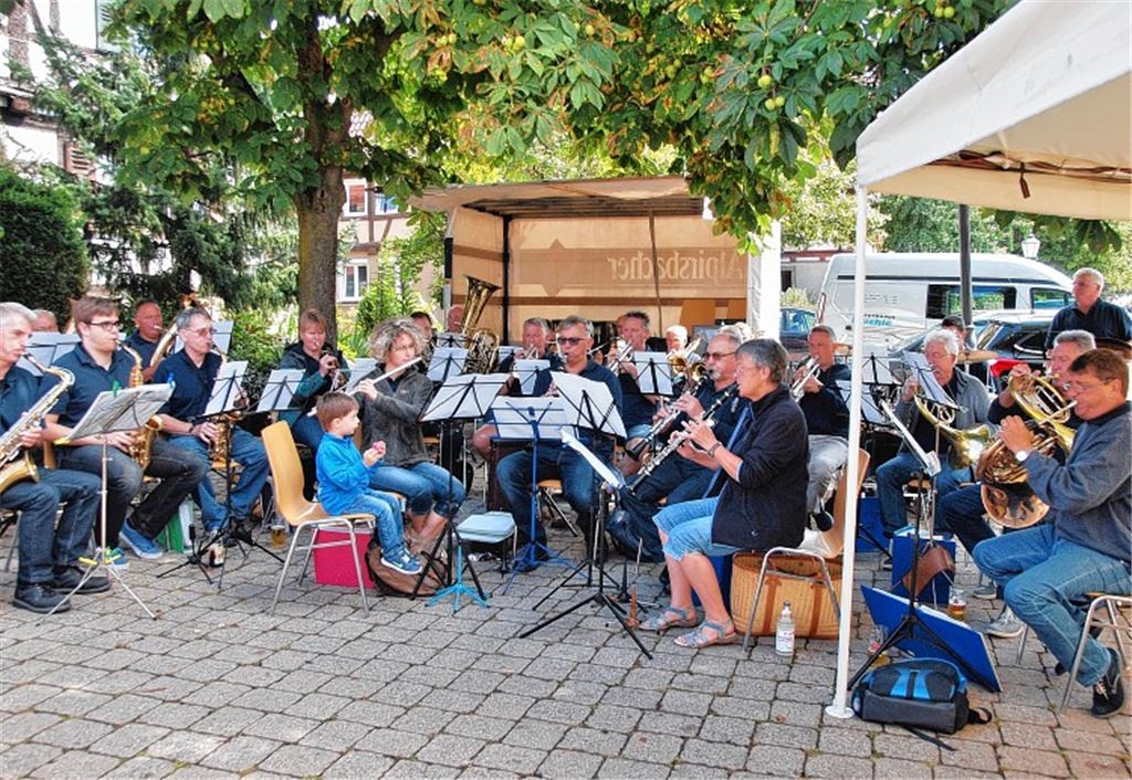 Platzkonzert rund um den Rathausbrunnen