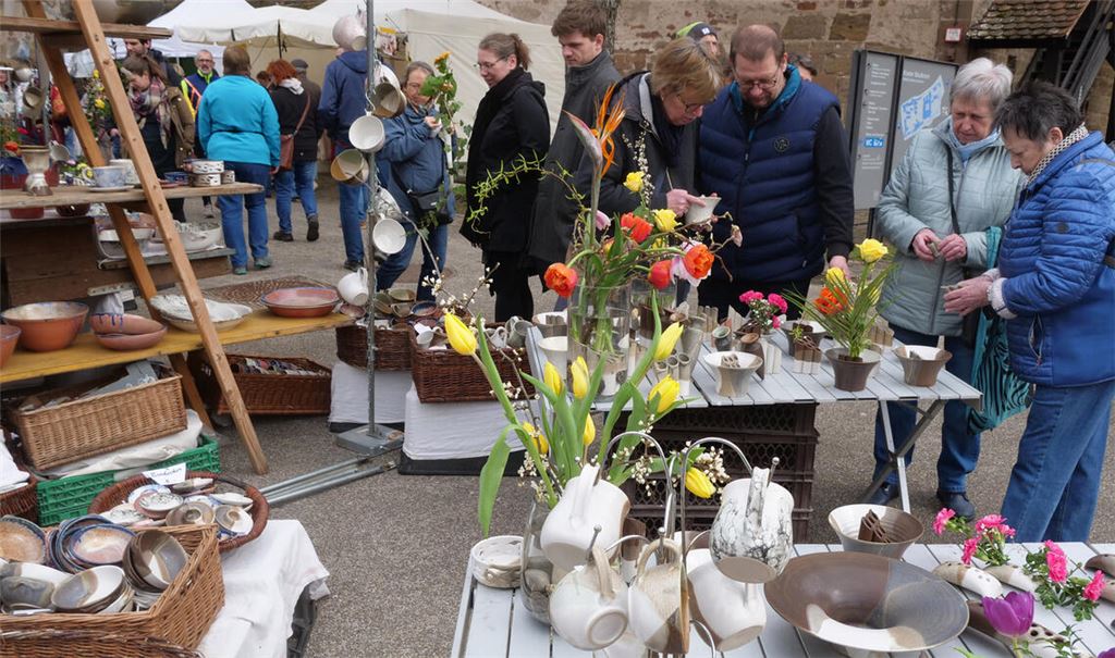 Mit frühlingshafter Dekoration präsentieren viele Teilnehmer des Kunsthandwerkermarkts im Maulbronner Klosterhof ihre Arbeiten. Fotos: Friedrich