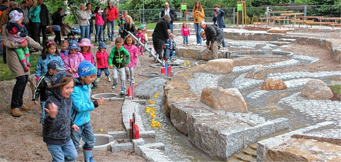 Mit großem Hallo schicken die Buben und Mädchen von der Illinger „Schatzkiste“ die gelben Quietschenten auf ihr erstes „Rennen“ durch den neuen Wasserspielplatz in der Talaue. Foto: Kollros