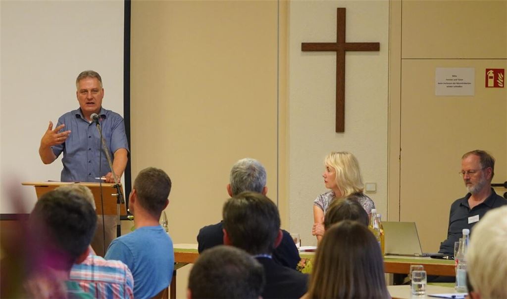 Mit großem Interesse verfolgen die Synodalen in Eisingen den Vortrag von Martin Reppenhagen. Foto: Roller