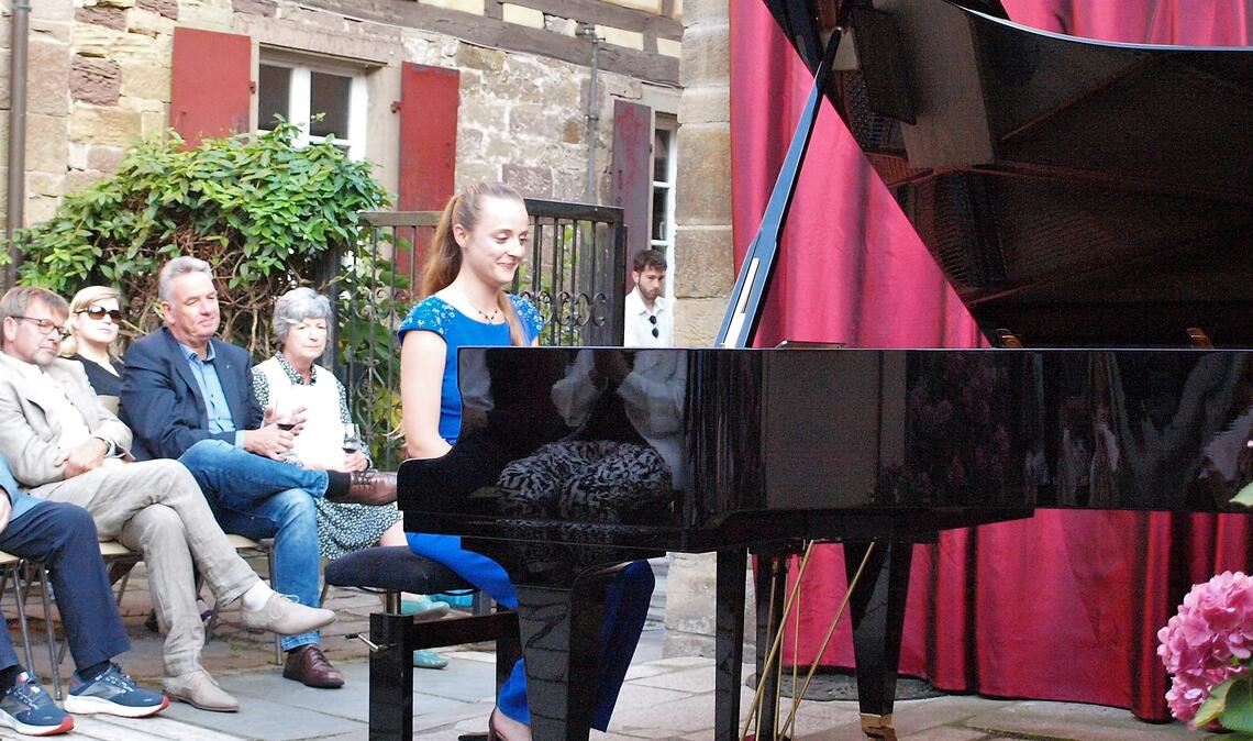 Mit großen Können, Freude und viel Herzblut gestaltet Marina Müllerperth ihre „Belisama Classics“-Reihe im Hof ihres Elternhauses in Schmie. Foto: Filitz