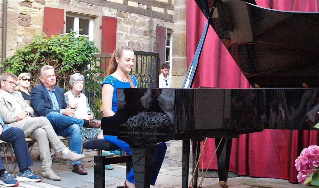 Mit großen Können, Freude und viel Herzblut gestaltet Marina Müllerperth ihre „Belisama Classics“-Reihe im Hof ihres Elternhauses in Schmie. Foto: Filitz