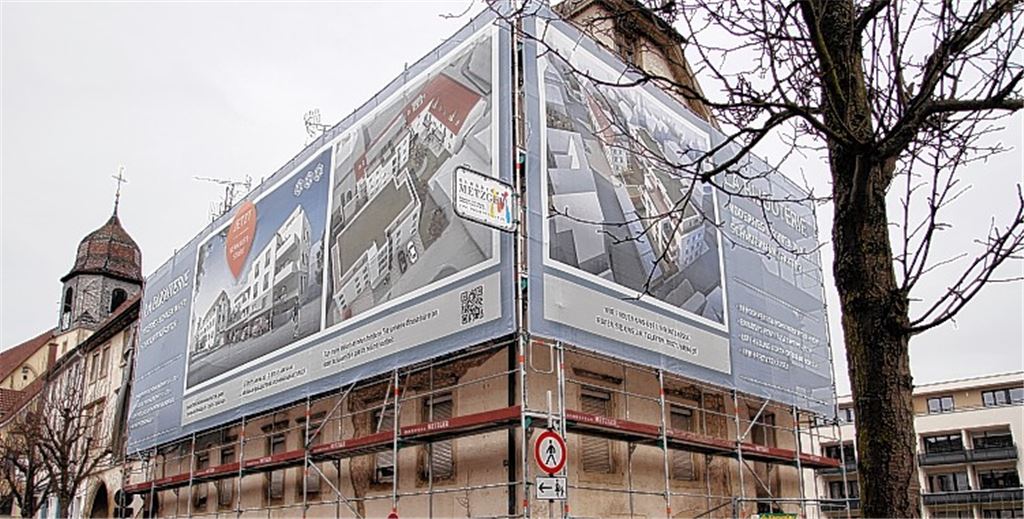 Mit großen Plakaten kündigt die SAX-Gruppe die Sanierung historischer Gebäude und die Schaffung von Eigentumswohnungen auf dem Areal einer früheren Schmuckfabrik an. Fotos: Sadler, Huber