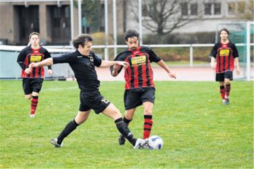 Mit großen Schritten Richtung Aufstieg? Von den Sportfreunden (rot-schwarz) lässt sich die Fvgg 08 jedenfalls nicht stoppen.
Foto: Fotomoment