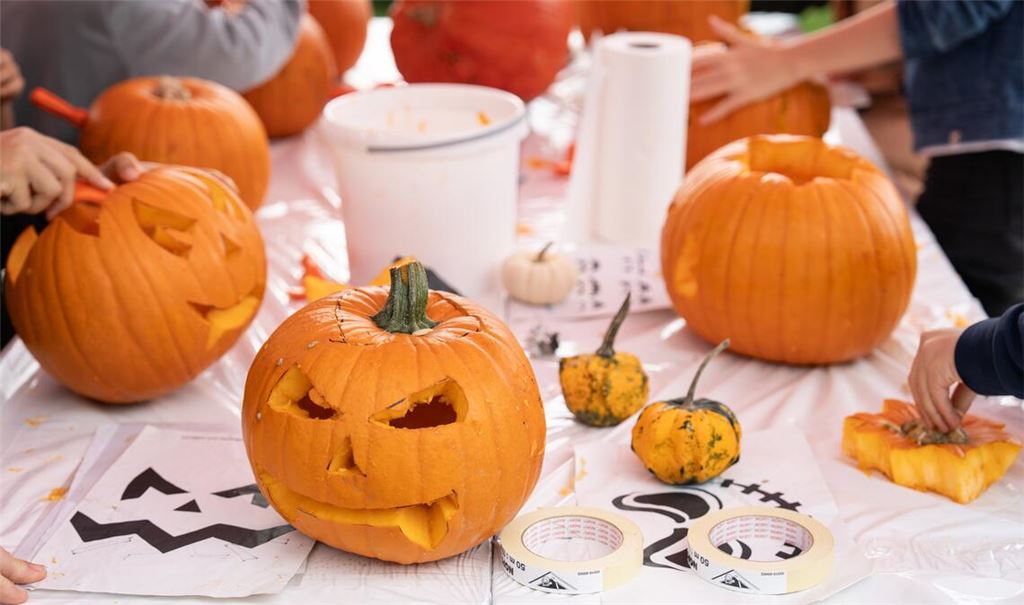 Mit großer Begeisterung und viel Einfallsreichtum werden bei der Aktion von „Miteinanderleben“ Kürbisgeister gestaltet. Fotos: Müller