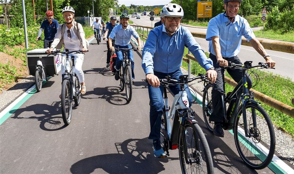Mit grünem Beispiel vorangehen – ist der Plan von Landesverkehrsminister Winfried Hermann (2.v.r) aufgegangen?