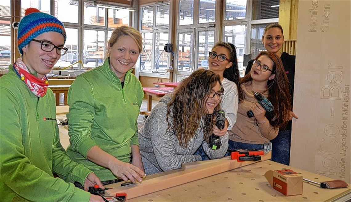 Mädchen-Team baut die MoCo-Bar
