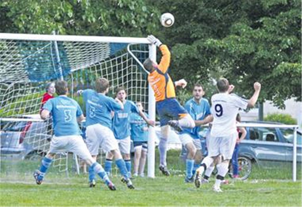 Mit hohen Flanken ist Jürgen Geiger (in Orange) nicht zu bezwingen. Der Mühlhausener Keeper hat seinen Strafraum im Griff.
Foto: Eigner