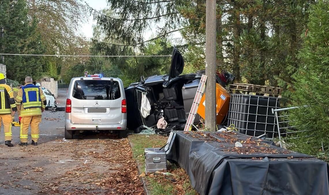 Mit hydraulischem Rettungsgerät mussten drei Personen nach einem Unfall in Albstadt-Tailfingen aus einem Fahrzeug befreit werden – eine Person verstarb noch vor Ort.