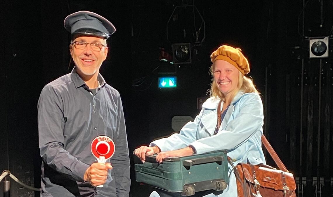 Mit ihrem Programm fürs Osterfeld fahren Geschäftsführer Paul Taube und Mitarbeiterin Naomi Kalmbach symbolhaft auf dem richtigen Gleis – hier auf dem Bühnenbild der Theaterproduktion „Schienenwechsel“ des Amateurtheatervereins. Foto: Weber
