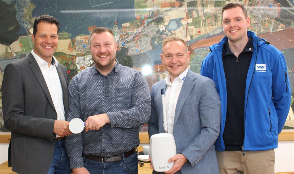 Mit ihren neuen digitalen Wasserzählern nimmt die Stadt Maulbronn eine Vorreiterrolle ein, darüber freuen sich (v.li.) Bürgermeister Aaron Treut, der stellvertretende Kämmerer Timo Dichtl, Pforzheims Stadtwerke-Geschäftsführer Aik Wirsbinna sowie Projektmanager Tom Kling. Foto: Prokoph