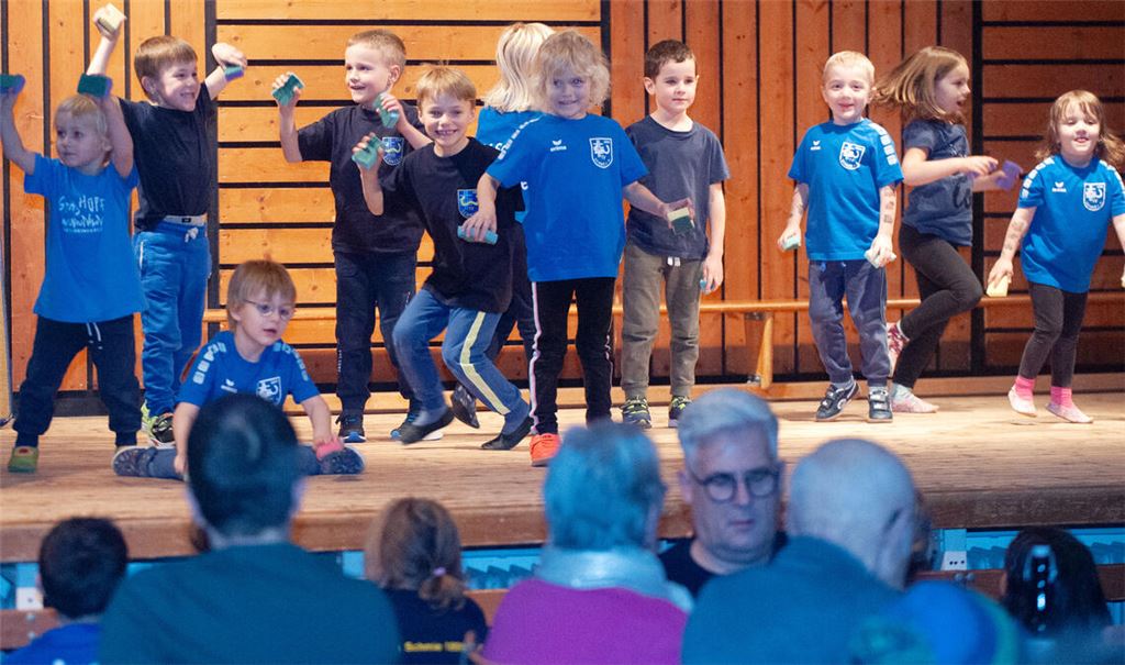 Mit ihrer Darbietung unter dem Motto „Der große Weihnachtsputz“ beleben die Jüngsten des TV Schmie die Bühne bei der Weihnachtsfeier. Foto: Fotomoment