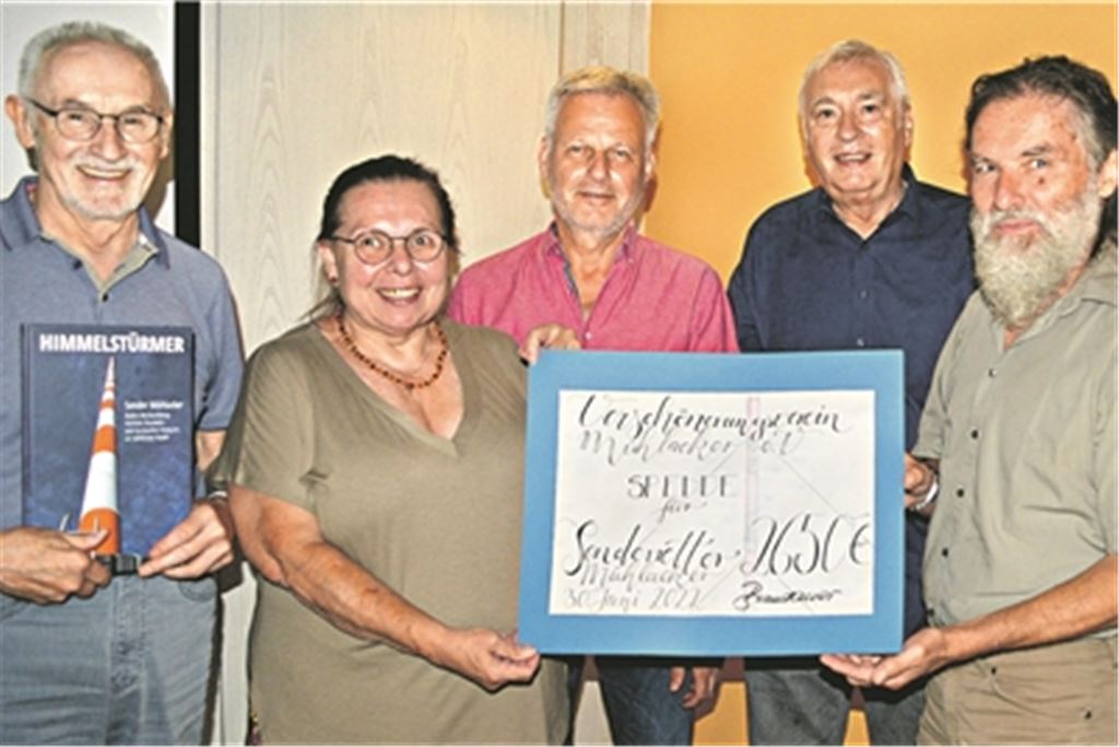 Mit ihrer Dokumentation „Himmelstürmer“ haben die Mitglieder des Verschönerungsvereins einen großen Erfolg gelandet. Die ersten gedruckten 1000 Exemplare sind fast komplett vergriffen, so dass sich die Mitglieder bereits Gedanken über eine Neuauflage machen. Die fünf „Senderretter“ haben großen Anteil an der Beliebtheit, da sie ihr technisches Wissen eingebracht haben. Am Donnerstag folgte nun das Dankeschön in Form eines Schecks über 2650 Euro, den Schriftführer Ewald Scheytt (v.li.) und Vorsitzende Dorothea Brandauer im Namen des Verschönerungsvereins für den Erhalt des Senders an Thomas Knapp, Hans-Bernd Weiner, Jürgen Fegert und Dieter Eberle überreichten. Foto: Stahlfeld