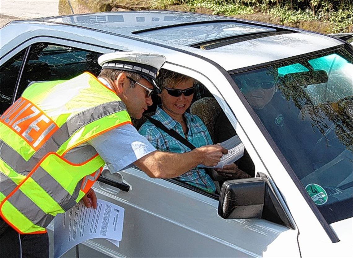 Mit ihrer Info-Veranstaltung will die Polizei Aufklärungsarbeit leisten. Dazu tragen auch Flyer bei, die vor Ort verteilt werden.