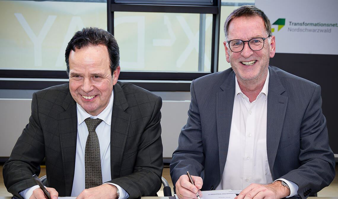 Mit ihrer Unterschrift besiegeln Hochschulrektor Professor Ulrich Jautz (li.) und WFG-Geschäftsführer Jochen Protzer den Auftrag für ein Forschungsprojekt im Zuge der Automotive-Transformation in der Region Nordschwarzwald. Foto: Lache