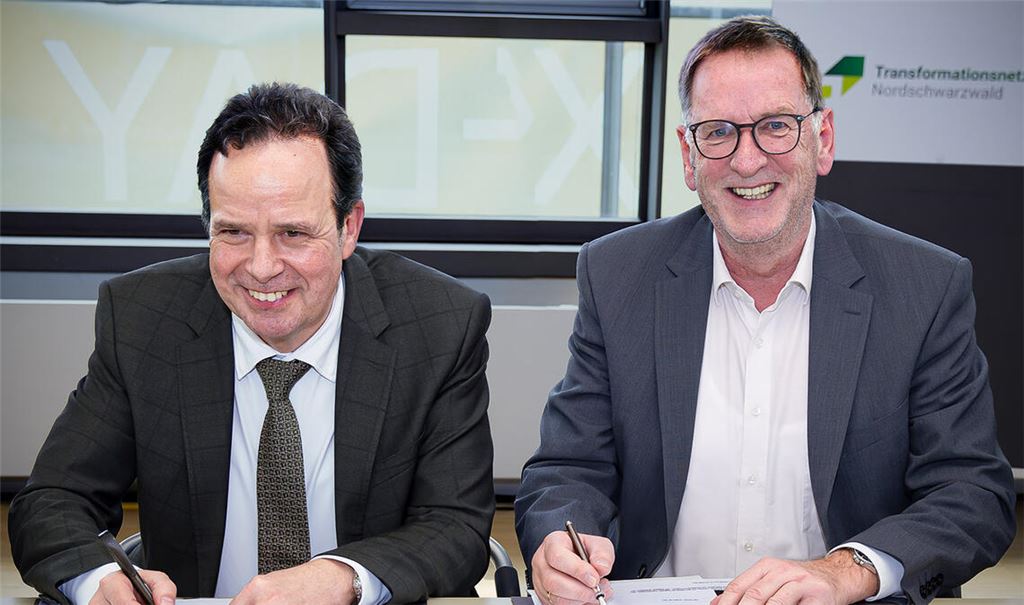Mit ihrer Unterschrift besiegeln Hochschulrektor Professor Ulrich Jautz (li.) und WFG-Geschäftsführer Jochen Protzer den Auftrag für ein Forschungsprojekt im Zuge der Automotive-Transformation in der Region Nordschwarzwald. Foto: Lache
